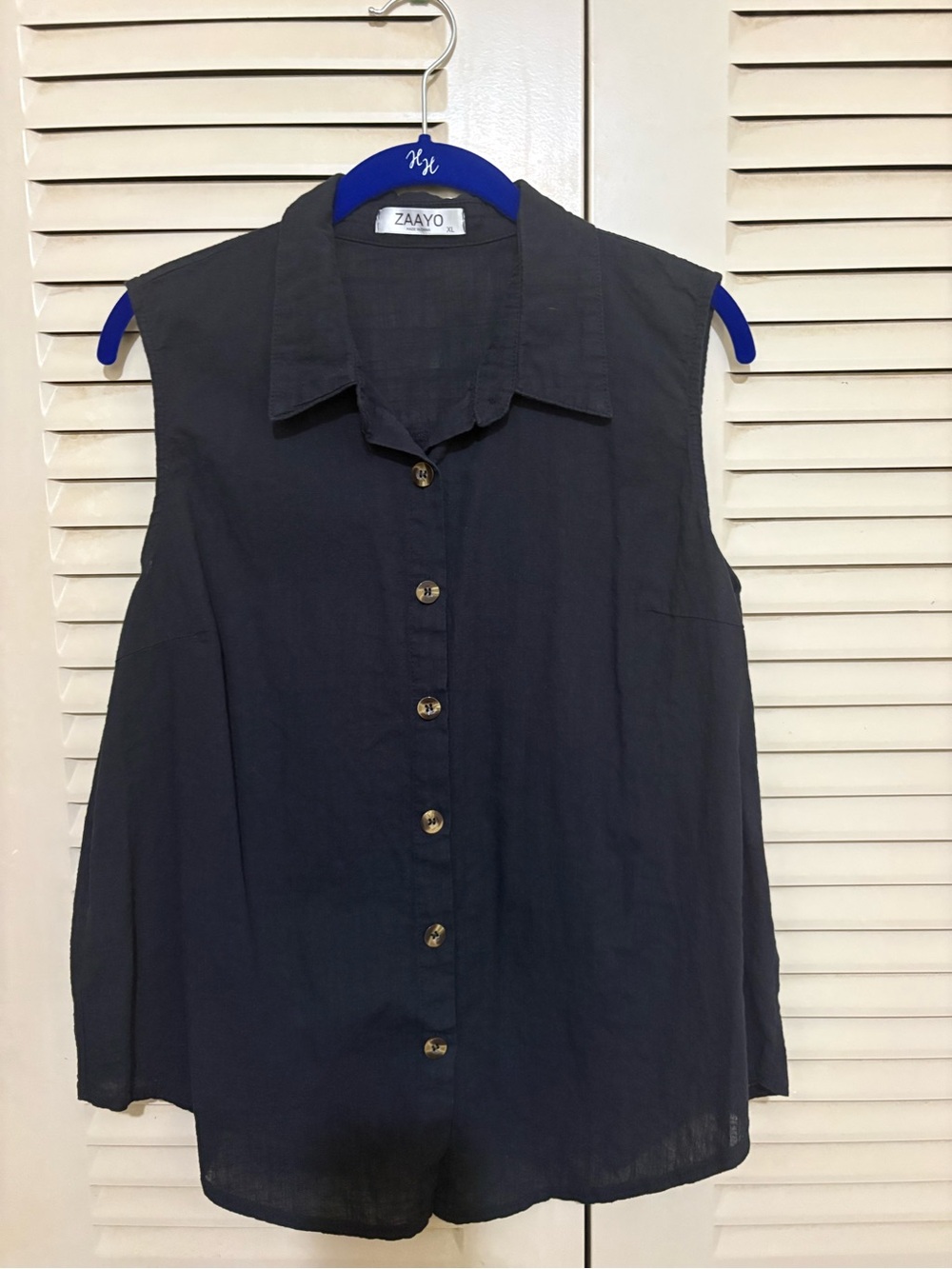 Sleeveless Button-Front Top in black